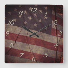 Patriotisk amerikansk flaggdel över rustik sprucke fyrkantig klocka