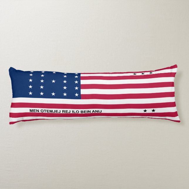 Patriotisk Bikiniatollen-flagga Kroppskudde (Baksidan)