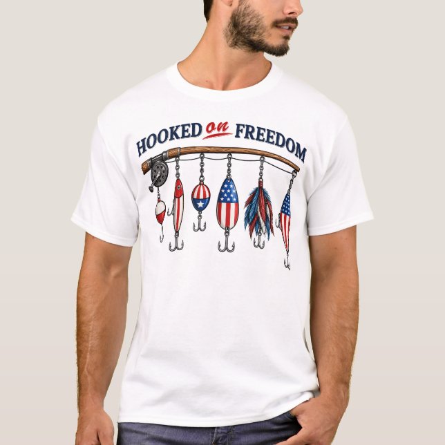 Patriotisk Fiskekrok Fast i Frihet T Shirt (Framsida)