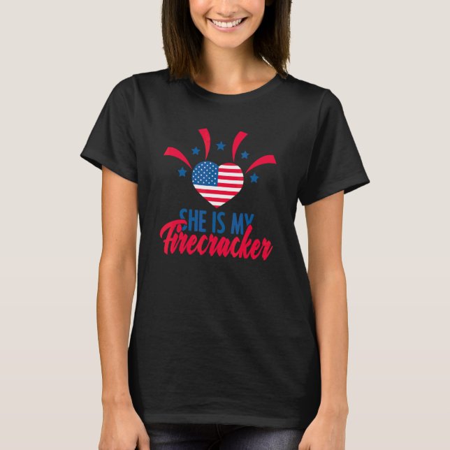 Patriotisk Hon Är Min Fyrverkerier 4 Juli Ameri T Shirt (Framsida)