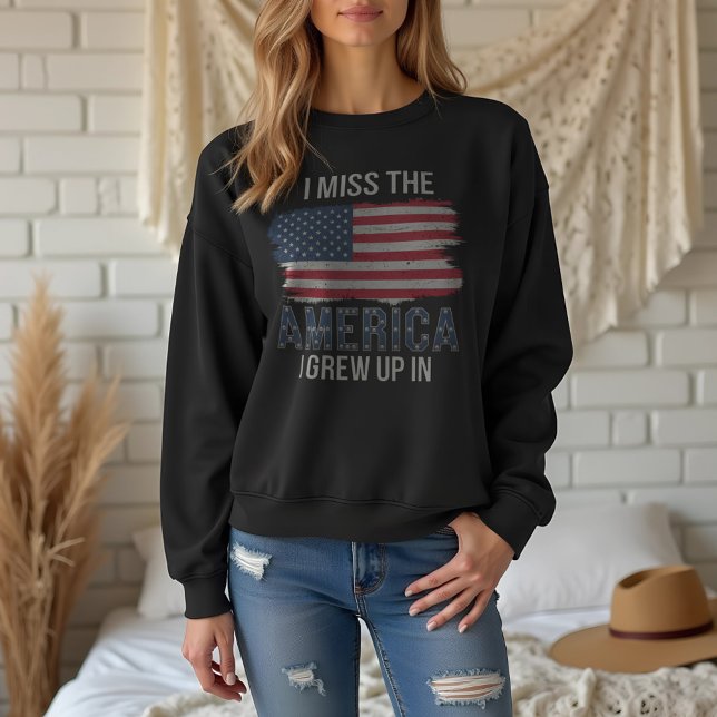 Patriotisk "jag saknar Amerika jag växte upp i" T Shirt (Patriotic “I Miss the America I Grew Up In” Sweatshirt – Vintage American Flag Design)