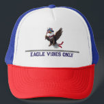 Patriotisk Örn med amerikansk Flagga - 4 juli Keps<br><div class="desc">Visa upp ditt amerikanska pride med den här djärva och öga-fångstande örn-designen! Med en stor örn i ett top hat som håller i USA:s flagga är denna genomskinliga bakgrundsgrafik en perfekt för att fira den 4 juli, veterandagen eller något patriotiskt tillfälle. Oavsett om du dekorerar ditt hem, anpassar kläder eller...</div>