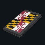Patriotisk plånbok med Flagga av Maryland<br><div class="desc">Bär ditt Maryland-pride med stil med vår speciella plånbok med flagga Maryland! Den här plånboken är gjord av hållbara och miljövänliga material och visar den djärva och unika utformningen av Maryland-flagga. Flagga är känt för sin påfallande mönster av rött, vitt, svart och guld och bygger på armen hos familjerna Calvert...</div>