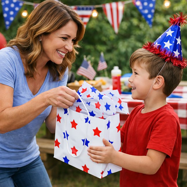 Patriotisk röd och blå stjärna modernt mönster (A gift bag with a red and blue star pattern on a white background)