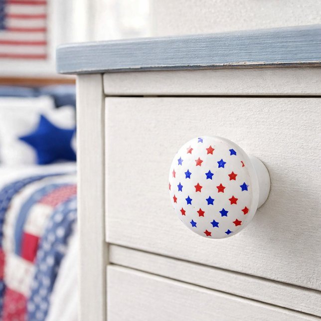 Patriotisk röd och blå stjärnmönster knopp (A ceramic knob with red and blue star pattern on a white background.)