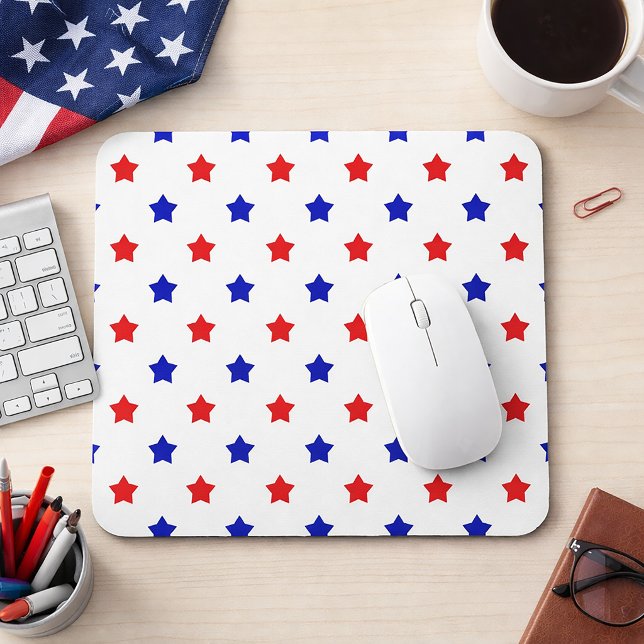 Patriotisk röd vit och blå stjärnmönster musmatta (A mouse pad with a red and blue star pattern on a white background.)