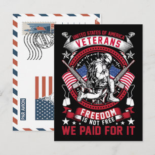 Patriotisk soldat med amerikansk flagga vykort
