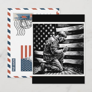 Patriotisk soldat med amerikansk flagga vykort