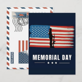 Patriotisk soldat som håller postkort med USA:s fl Helg Vykort