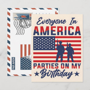 Patriotisk soldat som håller postkort med USA:s fl Helg Vykort