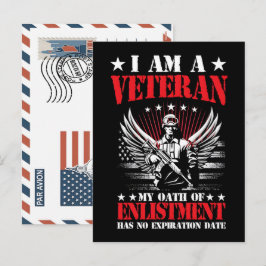 Patriotisk soldat som håller postkort med USA:s fl Helg Vykort