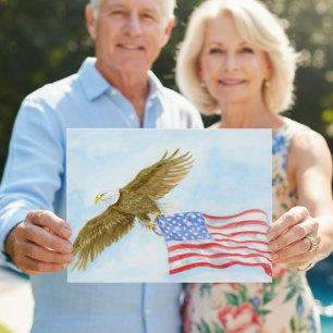 Patriotisk Vitörn som flyger med amerikansk flagga Vykort