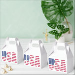 Patriotiska Amerikanska Stolthetsfestlådor Presentaskar<br><div class="desc">Förhöj din fest med dessa premium USA-flaggfavoritlådor, den perfekta avslutande detaljen för varje patriotisk sammankomst. Med en djärv "USA"-typografi fylld med de klassiska stjärnorna och ränderna, ger dessa godislådor en modern och festlig amerikansk anda till din tillställning. Oavsett om du är värd för en 4 juli-grillfest, en militär hemkomst, en...</div>