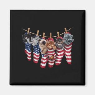 Patriotiska Katter I En Amerikansk Flaggstrumpa Ro Magnet