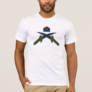 Patriotiska korsade svärd och stjärna Militär T Shirt