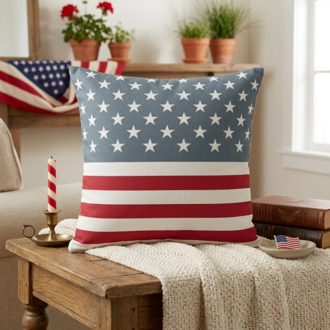 Patriotiska stjärnor och ränder amerikansk flagga kudde (Patriotic Stars and Stripes American Flag Throw Pillow)