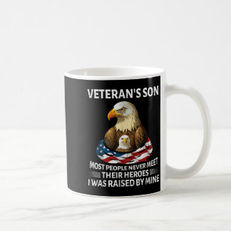 Patriotiska veteraners son uppfostrades av hjälten kaffemugg