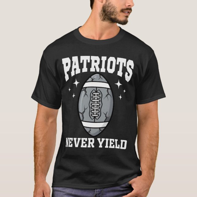 PATRIOTS NEVER YIELD - NEW ENGLAND FOOTBALL T SHIRT (Framsida)