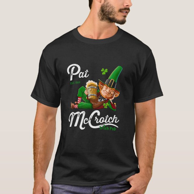 Pats Mccrotch Irish Pub Leprechaun Funny St Patric T Shirt (Framsida)