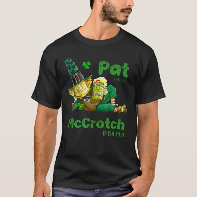Pats Mccrotch Irish Pub Leprechaun Funny St Patric T Shirt (Framsida)