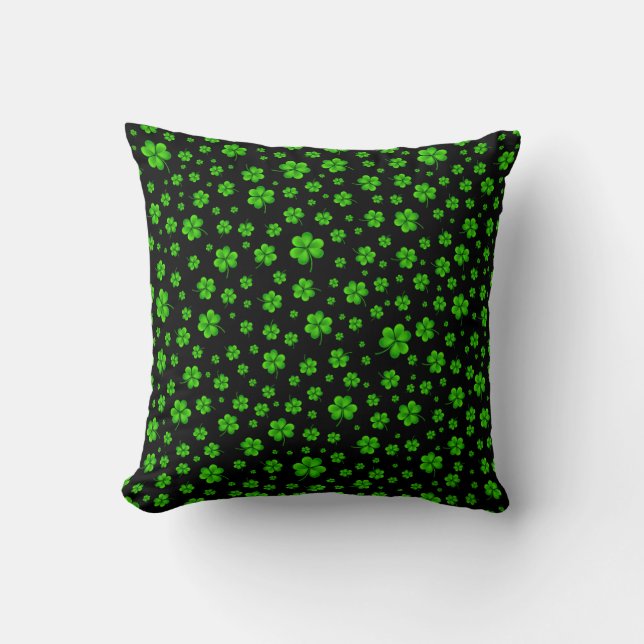 Pattern of green shamrocks on black background kudde (Framsida)