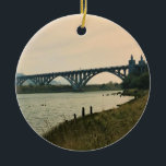 Patterson Bridge, Guld Beach, Oregon Julgransprydnad Keramik<br><div class="desc">En trevlig syn på Pattersonbron medan man går längs Rogue River Trail i Guld Beach, Oregon. Bron färdigställdes 1932 och var avsedd för minnet av en Oregon guvernör Isaac Lee Patterson. Det är en betongbro som sträcker sig över floden Rogue River, vilket är anledningen till att det allmänt kallas "Rogue...</div>