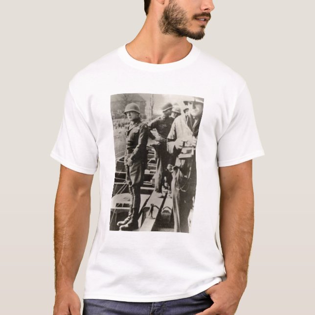 Patton pissar i Rhine River T-shirt (Framsida)