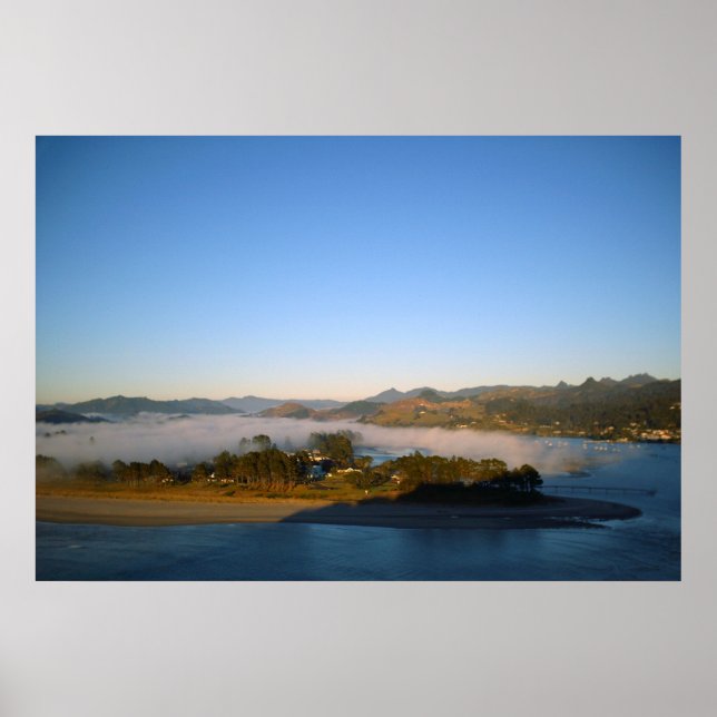Pauanui-Peninsula som omfattas av Fog Poster (Framsidan)