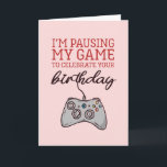 Pausa mitt spel Cute och Funny Gamer Birthday Kort<br><div class="desc">Lustigt och sött födelsedagskort för dem som slår kärlek och humor. Perfekt för att önska dina vänner och din familj grattis på födelsedagen. Besök vår butik om du vill ha mer födelsedagskort. Du hittar något coola,  humoristiskt och ibland sarkastiskt födelsedagskort för din speciella.</div>