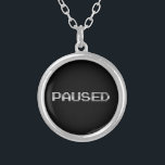 PAUSAT SILVERPLÄTERAT HALSBAND<br><div class="desc">Ta en paus. Globe Trotters specialiserar sig på idiosynkratiskt bildmaterial från hela världen. Här hittar du unika hälsningskort,  vykort,  Poster,  Mousepads med mera.</div>