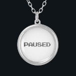 PAUSAT SILVERPLÄTERAT HALSBAND<br><div class="desc">Ta en paus. Globe Trotters specialiserar sig på idiosynkratiskt bildmaterial från hela världen. Här hittar du unika hälsningskort,  vykort,  Poster,  Mousepads med mera.</div>