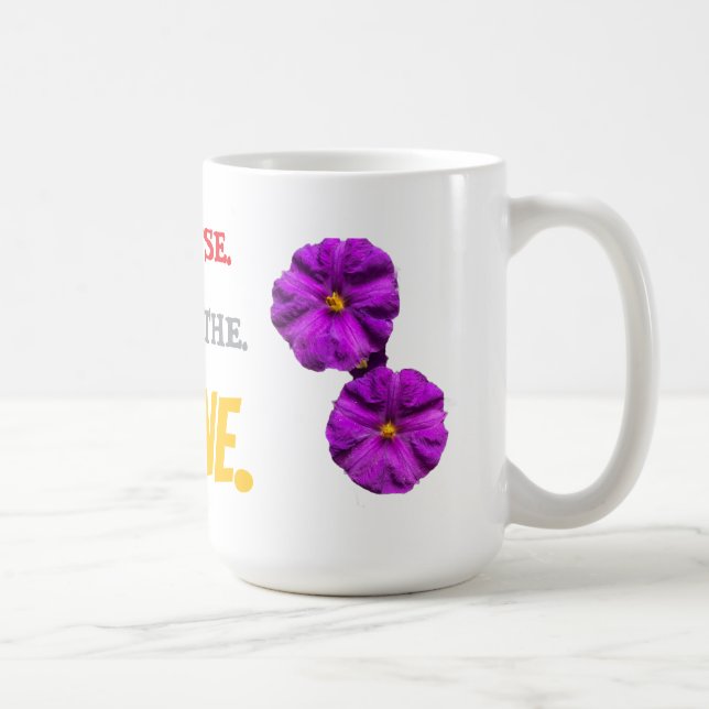 PAUSE. BREATHE. SHINE. Hummingbird Purple Flowers Kaffemugg (Höger)