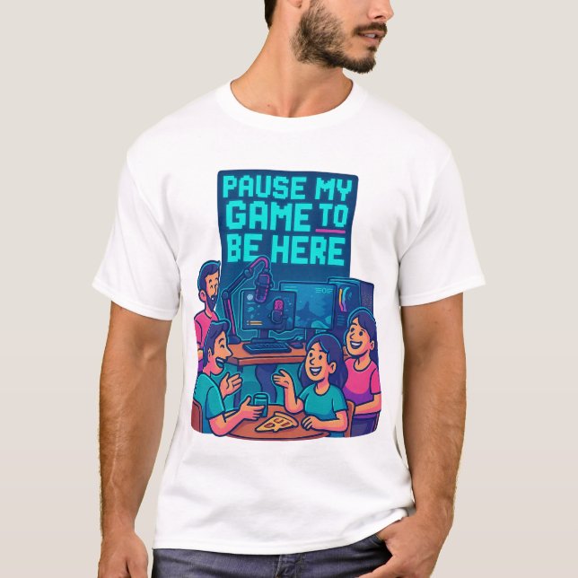 “Pause My Game to Be Here – Gaming Setup T-Shirt” T Shirt (Framsida)