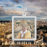 Påven Benedictus XVI med Vatikanstaten Silverpläterat Halsband<br><div class="desc">Påven Benedictus XVI med Vatikanstadens produkt. Påven Benedictus XVI (född Joseph Aloisius Ratzinger den 16 april 1927) är påven Emeritus i den katolska kyrkan. Han var 265:e påven mellan 2005 och 2013. I den rollen var han både ledare för den katolska kyrkan och ledare för Vatikanstaten.</div>