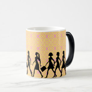 Påverkade steg: Walking Woman Silhouette Magisk Mugg