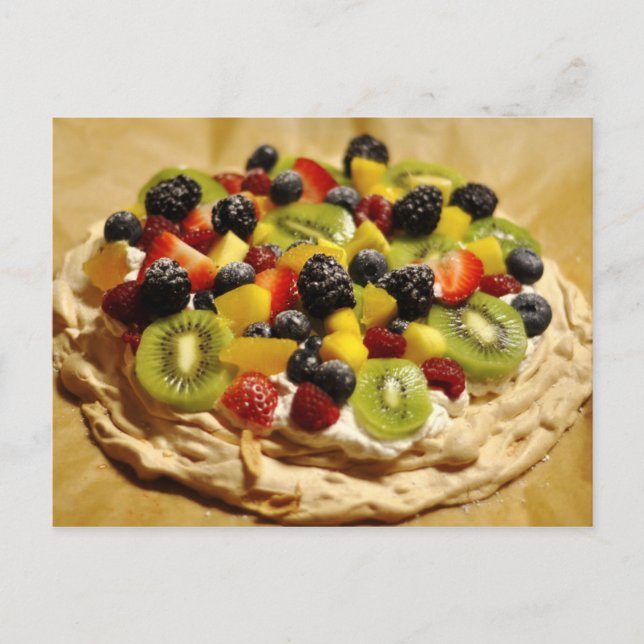 Pavlova garnerad med färgade frukter vykort (Framsida)
