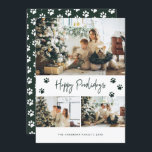 Paw Print Photo Collage Lycklig Pawlidays Grönt Pe Julkort<br><div class="desc">Modern grönt-fotokort för pawlidays-lycklig med tre foton med handskrivna Julhälsningar på framsidan och grönten med fallande snö och tass avtryck längst bak. Anpassa den här hund till jokertecken med dina foton, med familjen namn och året i grönten. Det här söta julkortet kan förvandlas till vilken färg som helst med hjälp...</div>
