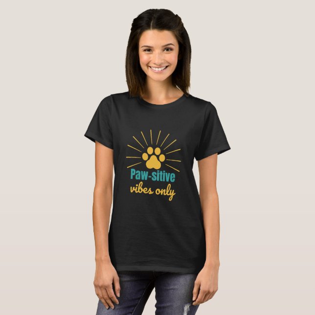 Paw‑sitive Vibes Only | Cute Pet Lover Paw Print T Shirt (Hel framsida)