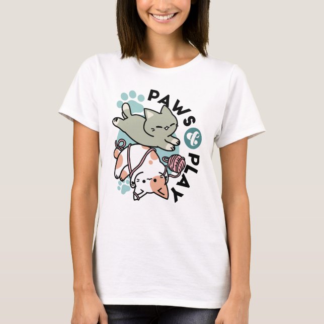 Paws and Play – Adorable Cat Illustration T Shirt (Framsida)