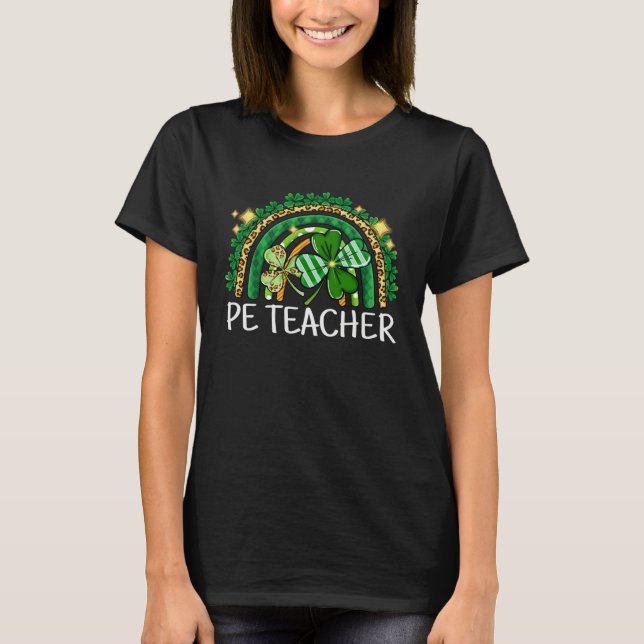 PE Teacher Rainbow Lucky St Patrick's Day Shamrock T Shirt (Framsida)