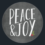 Peace and Joy Chalkboard Helgdag Sticker Runt Klistermärke<br><div class="desc">Lägg till lite helgdag till dina julkakor och paket med den här roligt vintage-kalkskivan stil.</div>