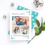 Peace and Kärlek Elegant Teal Blue Photo Collage Julkort<br><div class="desc">I elegantens helgdag finns ett fotosamlingskort "Peace & Kärlek" i mjuk svart klassisk text och innehåller en minsta kollage av tre fotoutrymmen, en anpassningsbar hälsning, och utrymme för att inkludera familjen namn eller namn. Teal/turkos blå vintertid snöflingor accentuerar framsidan och ett kompletterande vitt på turkos vintersnöflummen mönster går bakåt på...</div>