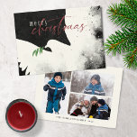 Peace Dove Photo God jul Black Burgundy Julkort<br><div class="desc">De här 7-tums x 5-tums platta julhälsningskorten har en abstrakt i svart och gräddnyans med en platshållare för familjen namn och året. Lägg till tre av dina favoritfoton på baksidan.</div>