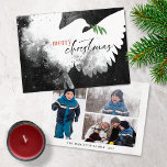 Peace Dove Photo God jul Black White Julkort<br><div class="desc">De här 7-tums x 5-tums platta julhälsningskorten har en abstrakt i svarta,  vita och röda nyanser. "God jul" i svart och röd tillsammans med en grönt gren. Anpassa med din familj namn och år. Baksidan har tre foton,  ett porträtt,  två landskap.</div>
