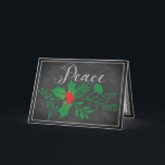 Peace Helgdag Card | Faux Chalkboard Helgkort<br><div class="desc">Denna billiga och festliga svarta och vita faux-krita "Peace"-jul eller Helgdag-kort har en grupp gieneri som har grå löv och bär och annat blandat löv på en fin krita med en tunn vit krita som ser ut gräns kring den. Den första formuleringen görs i ett modernt handskrivet typsnitt. Insidan har...</div>