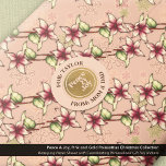 Peace & Joy Guld och Rosa Round Gift Märkre Sticke Runt Klistermärke<br><div class="desc">Anpassa märkrn "Peace and Joy" för att lägga till ett vackert och hjärtligt budskap till en present, brev, kort, kuvert med mera. Anpassa den här enkla designen och eleganten med mottagarens och givarens namn för att göra presentomslutningen enklare. Denna utformning samordnar sig med resten av Rosan och Guld Poinsettias-julsamlingen. —>...</div>