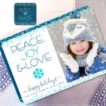 Peace Joy Kärlek Chic  Modern Snowflake Photo Julkort<br><div class="desc">"Fred, glädje och kärlek." En roligt, lekfull, snöflingande illustration och modern typografi på en vit bakgrund hjälper dig att starta i julhelgen, tillsammans med den anpassningsbar som du väljer. Faux turcoise foil conetti dots ram på kortet. Känn helgdagarnas värme och glädje när du skickar det här fantastiska, grafiska, platta fotohälsningskortet...</div>