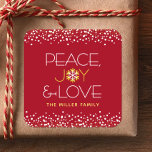 Peace Joy Kärlek Modern Helgdag Snowflake Red Fyrkantigt Klistermärke<br><div class="desc">"Fred, glädje och kärlek." En roligt, lekfull, faux guld glitter och vit snöflingbild och modern, sans serif-typografi på en rik, röd bakgrund hjälper dig att sätta igång julhelgen. Ytterligare vita och faux guld-konfekti pekar ram på dekalen. Känn julens värme och glädje när du användor det här fantastiska, grafiska och personlig-helgdag....</div>