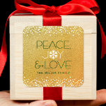 Peace Joy Kärlek Snowflake Typography Guld Helgdag Fyrkantigt Klistermärke<br><div class="desc">"Fred, glädje och kärlek." En roligt, lekfull, vit och mörk grönt snöflingillustration och modern typografi på en glatt, faux guld glitter-bakgrund hjälper dig att sätta dig in i julhelgen. Ytterligare vita konfektyrer hamnar ram på dekalen. Känn helgdagarnas värme och glädje när du användor den här fantastiska helgdag, grafiken och personligen....</div>
