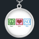 Peace Kärlek 50:e födelsedagskalan Party Silverpläterat Halsband<br><div class="desc">Ett fredstecken,  hjärta och femtio. En underbarare 50-dagars födelsedagspresent.</div>